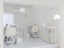 ブルーミー(Bloomy)の雰囲気(白を基調とした落ち着いた店内♪)