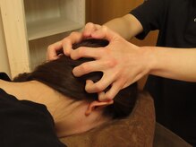 ドライヘッドスパはうつ伏せで後頭部もしっかり施術いたします。