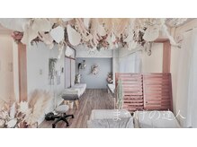 まつげの達人の雰囲気（日が差し込む明るい店内ドライフラワーに囲まれたサロン）