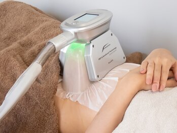 イラーリ(ILARI)/脂肪冷却 施術中の様子 1