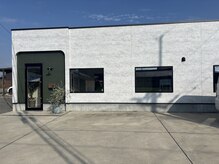 駐車場はこちらへ