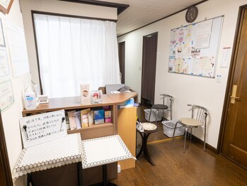 さらのて鍼灸院/店舗に入って正面が受付です!