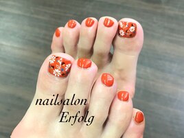 秋らしいお花のフットネイル