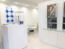 ポーラ ザ ビューティ 高知百石店(POLA THE BEAUTY)の雰囲気（白を基調とした清潔感のある店内です）