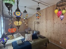 カムカム(Come Come)の雰囲気（トルコランプに囲まれた空間でお疲れケアのお手伝いをします！）