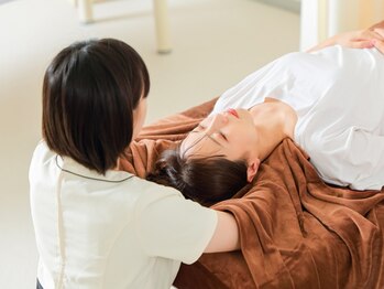 アライメントトウキョウ 麻布十番(Alignment TOKYO)の写真/デスクワークでの首・肩こりを改善に導きます。国家資格、難関資格保有者が行う本格美容整体でお悩み改善！