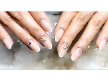 指先美しいフレンチネイル