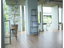 グラマー 表参道の雰囲気（表参道駅A5出口から徒歩3分。自然光あふれる明るい空間です。）