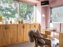 ニパーセントバイセンシスタジオ ネイル(2% by Sensi Studio)の雰囲気（広々とした空間で美容時間をお子様連れでも気兼ねなく過ごせます）