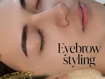 フラックスアンドビューティー(flax&BEAUTY)の写真/2席の空間でメンズも通いやすい！アイブロウスタイリングで上品垢抜け眉へと整えましょう♪