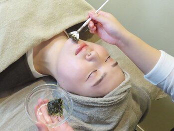 フイユ(feuille)の写真/《ハーブピーリング経験者にも◎》クリスティーナのお肌を育てる次世代ハーブピーリングで毛穴ケア!