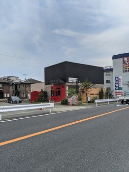 カラダプラス 東加古川店(KARADA+plus)/383号線側からの駐車場入り口