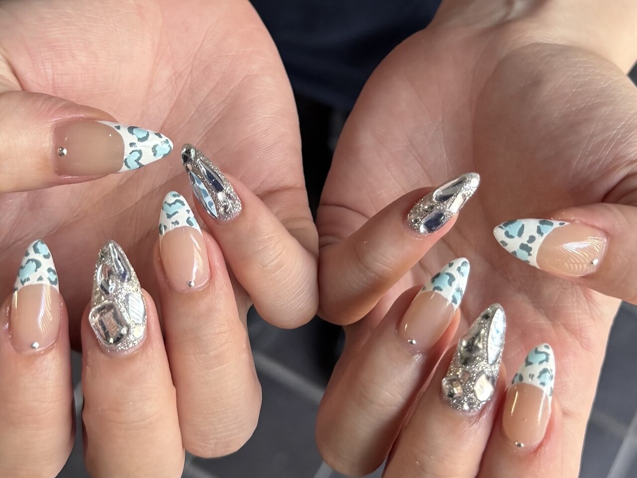 2025年秋トレンド】ヒョウ柄 ターコイズのネイルデザイン集