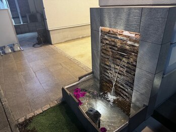 メディカル整体院/入口には、お水を流しています。