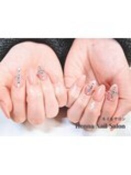 ヘンナコンス(Henna Kongs)/ダイヤモンドで作る十字架ネイル