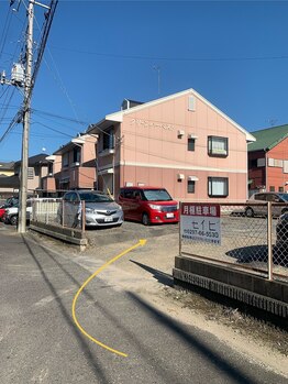 クレア 本店(CREA)/駐車場は緑のフェンスが目印