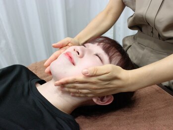 ルーム(Looom)の写真/こだわりの手技で"大人の輪郭美"を実現◇丁寧な施術でお顔のリフトアップとツヤ肌の両方を叶えます！