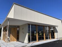 シーヘア アンド ビューティー(See. Hair&Beauty)/ベージュを基調とした外観。