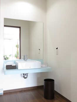 たくみカイロプラクティック/大きな鏡の洗面台