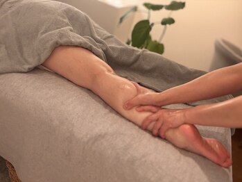 サロンドカラン(Salon de Calin)の写真/【肩首こり足もつらい方】むくんで疲れた足もしっかりアプローチ！全身気持ちよく整えます！
