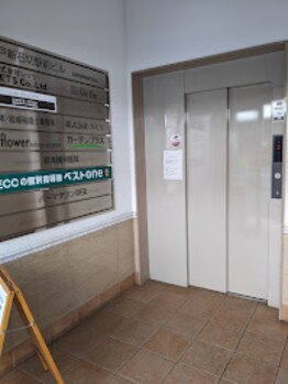 Under Seven 新石切店【アンダーセブン ピラティススタジオ ストレッチ】/エレベーターで4階へ