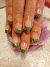 ネイル アンド ボディ ローサ(ROSA)/緑マグネットフレンチ＋ライン