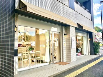 ケートータルビューティー(K. total beauty)/外観　ベージュ色テント　ガラス