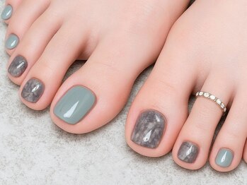 エム ネイル(M nail)の写真/夏のお洒落は足元から抜かりなく♪見る度に気分が上がるデザインに！巻爪ケアジェルメニューもあり◎