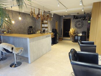 マナワ(manawa)/サロンmanawaの広々とした店内。