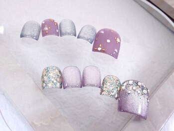 ディバイン ネイルズ(DIVINE NAILS)の写真/隙がないオシャレな指先♪色鮮やかな抜け感あるデザイン＆カラーで足先を魅力的に《デザイン定額¥7500》