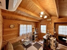 あるじゃーのんの雰囲気（ログハウス風の完全個室の店内）
