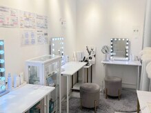 ネオファースト(NeoFirst)の雰囲気（清潔感のあるおしゃれなメイクルーム♪ヘアアイロン,充電器完備）