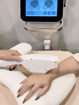 ウィルビー(will vi)の写真/実力派スタッフが担当するネイルの後は、光フォトで透明感ある手元に仕上げます♪マグネット/シンプル/モテ