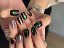 ルカ 原宿(lux)/ダークグリーン × 三日月ネイル