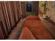 Relaxation salon rebootの雰囲気(施術ベッド周りには仕切りアリ。リラックスしやすい空間です。)