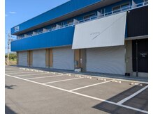 吉乃 大和高田有井店/外観（青色が目印）/駐車場完備