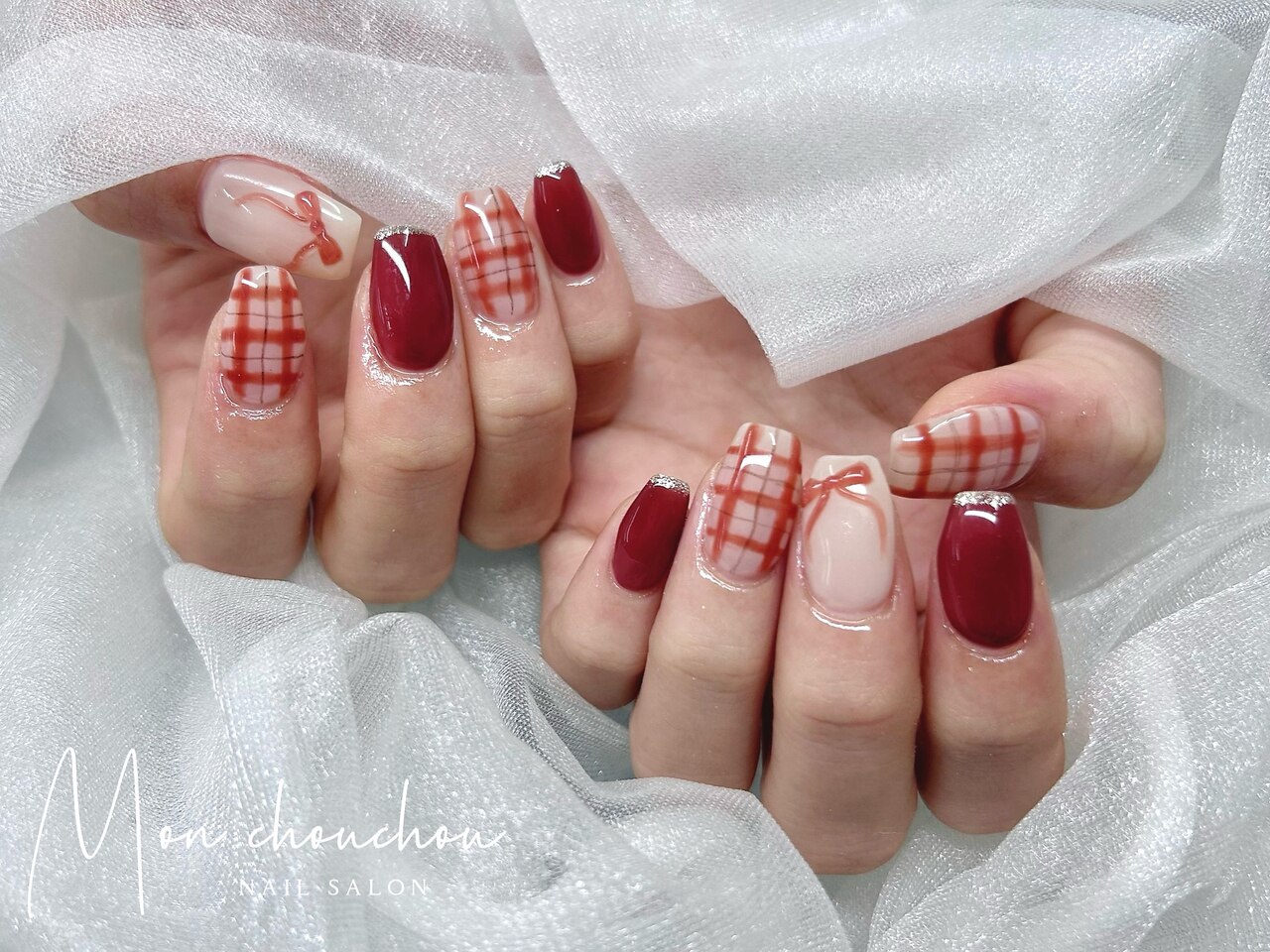 2025年-2026年冬トレンド】レッド リボン ハンドのネイルデザイン集
