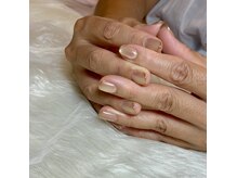 マハロ プルメリアの雰囲気（シンプルかつ上品な大人女性の指先を演出）