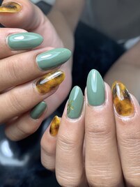 くすみグリーン×べっこうネイル