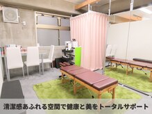 ふみらぼ 亀有の雰囲気（明るく清潔な店内。完全個室で安心して施術を受けていただけます）