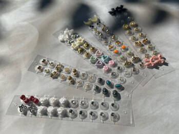 オッドジョブス ネイルアンドアイラッシュ 府中店(odd jobs Nail & Eyelash)の写真/《話題の耳つぼジュエリー導入♪》ネイル/まつげに合わせて耳元も可愛くオシャレに☆悩みに合わせてご提案!