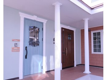 エビアス 旭川豊岡(evias)/青ドアが女性店／茶ドアが男性店