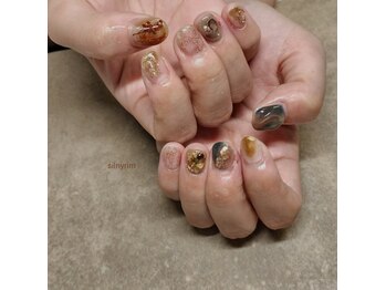 シルニー リム(Silny rim)/アシンメトリーニュアンスネイル