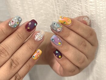 アマラズネイルブティック(Amara‘s nail boutique)の写真/トレンドのハートや蝶々、リボンパーツなど豊富にご用意◎カラーは600色以上！好みのカラーで指先に彩りを!