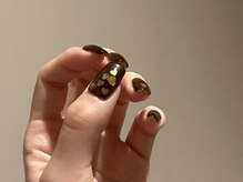 ノラ ミナミアオヤマ(NORA MINAMIAOYAMA)/ブラウンハートの埋め込みネイル