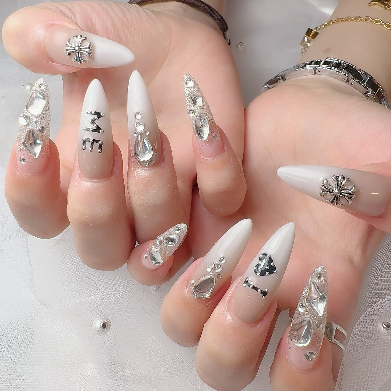 ロングネイル ホワイト ブラック 花 2025年秋トレンド】ホワイト ハンド スーパーロングのネイル