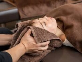 ワイズデュー(Y's Dew)の写真/【22時まで/脳疲労ケア】男性セラピストの温かく大きな手と安定した圧が包み込む,至福の眼筋ヘッドスパ。