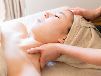 サロン ド シェ レステ(Salon de Chez reste)/デコルテ施術スタート。