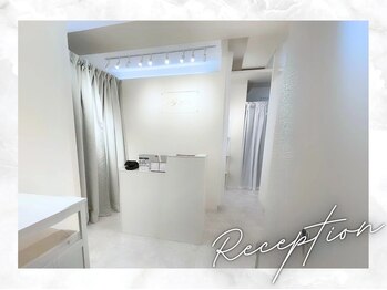 ネオファースト(NeoFirst)/白を基調とした明るい店内