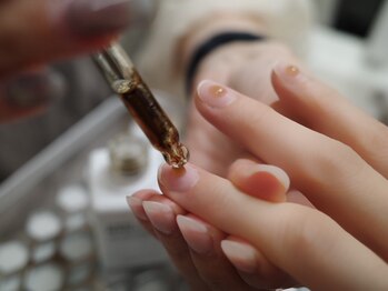 エルプラスネイル 藍住店(L+Nail)の写真/指先のフォルムと色を、コンサルティングする。肌色に馴染む調合と育成ケアで、品格を宿す大人の指先へ。